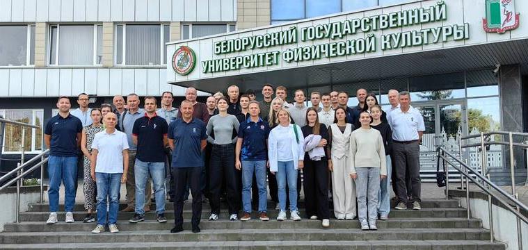 В Минке прошел предсезонный судейский семинар. Лучшим арбитрам вручены памятные призы